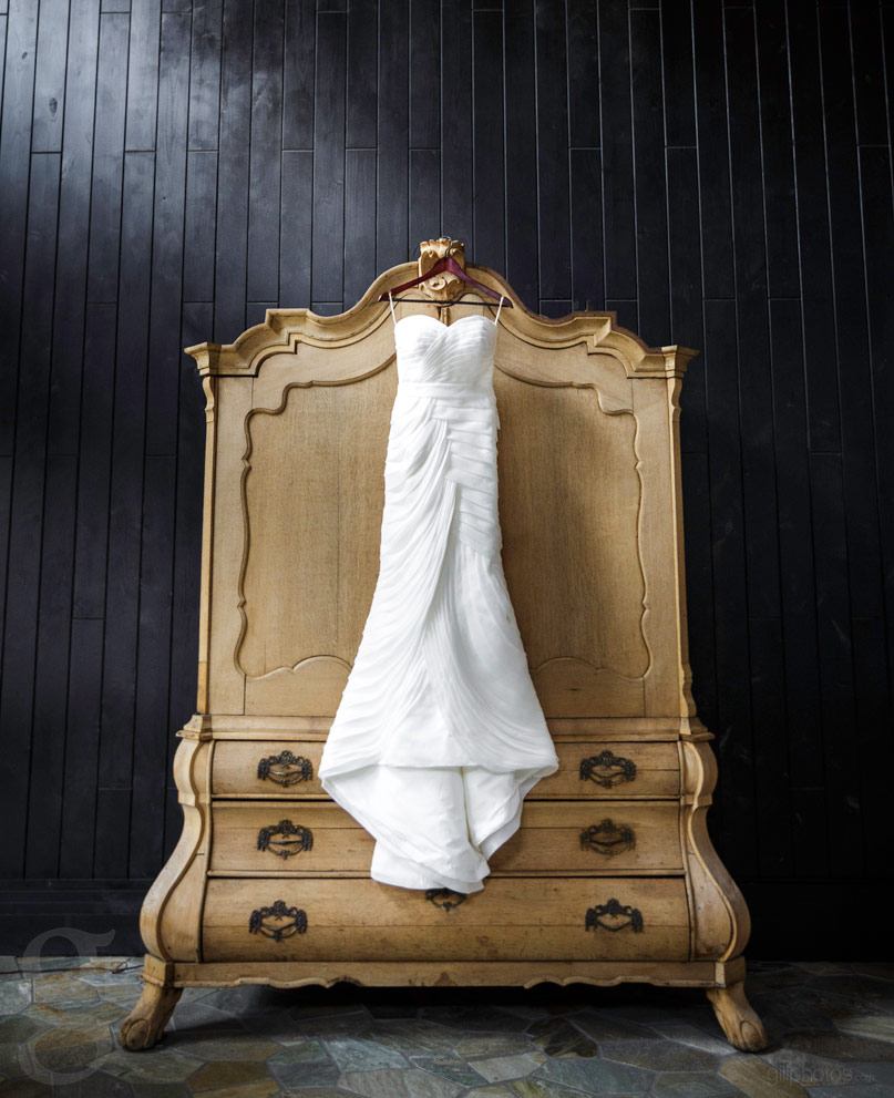 IMAGE: http://www.gillphotos.com/wp-content/uploads/2014/10/Breckenridge_Blue_Sky_Lodge_Wedding-1.jpg